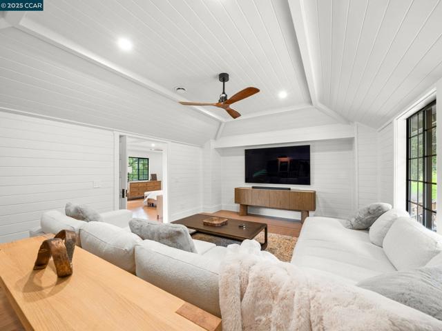 125 Sleepy Hollow Ln, Orinda CA: https://media.crmls.org/mediaz/eee43f4d-229b-498a-aaba-e903d174d0e1.jpg