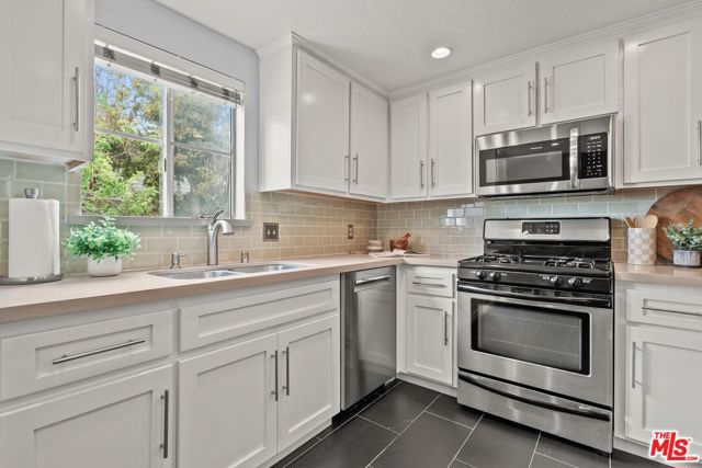 8741 Darby Avenue, 2 photo 7