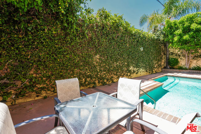10824 Bloomfield Street, Toluca Lake CA: https://media.crmls.org/mediaz/eee4e5e1-6e64-4b10-80b4-830816740f26.jpg