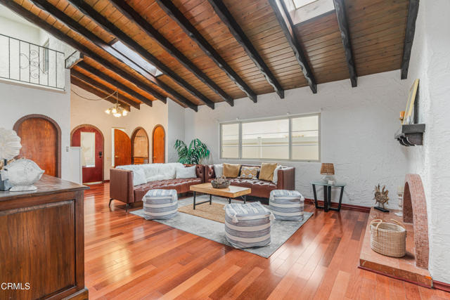 5451 Reef Way, Oxnard CA: https://media.crmls.org/mediaz/eee502be-0832-4977-bcb9-197dba86439d.jpg