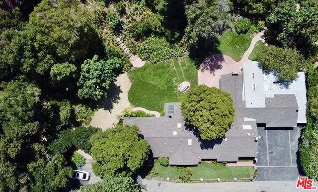 1754 Mandeville Canyon Road, Los Angeles CA: https://media.crmls.org/mediaz/eee55658-2090-4470-b778-6ce81c9cdee9.jpg