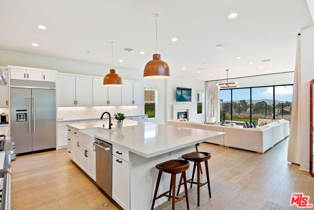 21316 Poema Place, Chatsworth CA: https://media.crmls.org/mediaz/eee61f40-dbae-4685-b1d1-41e47fbf8bbd.jpg