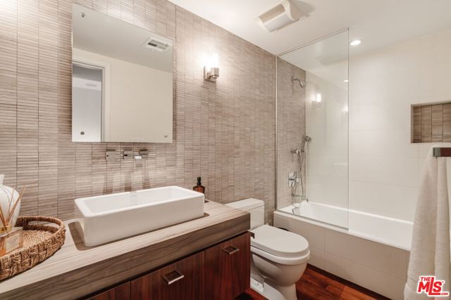 255 Main Street, Venice CA: https://media.crmls.org/mediaz/eee658ef-399f-4d67-84fd-bff11fb179d8.jpg