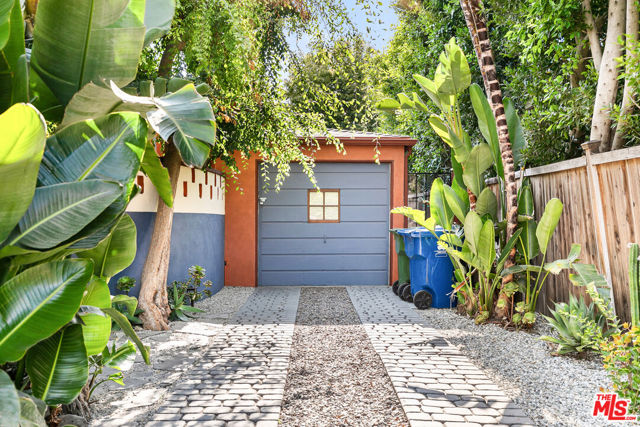 4171 Kraft Avenue, Studio City CA: https://media.crmls.org/mediaz/eee67e62-b808-420e-80bd-07bea41434da.jpg