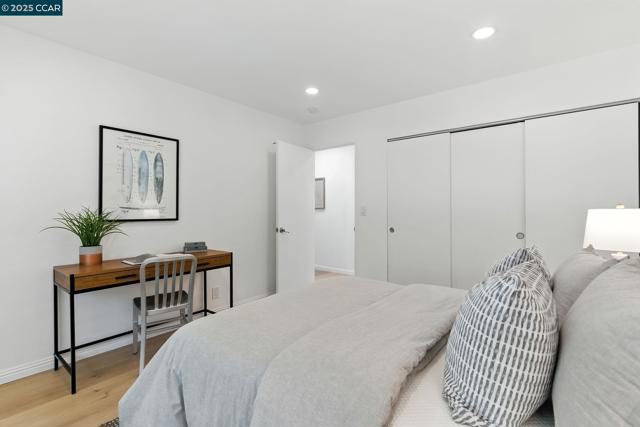 1725 Spyglass Ln, Moraga CA: https://media.crmls.org/mediaz/eee6a530-f5b1-48b6-b497-0a014649d146.jpg
