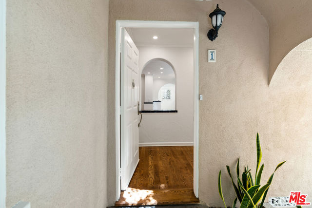 910 N Alfred Street, West Hollywood CA: https://media.crmls.org/mediaz/eee70ee5-17bd-490b-8861-6a8c05997f70.jpg