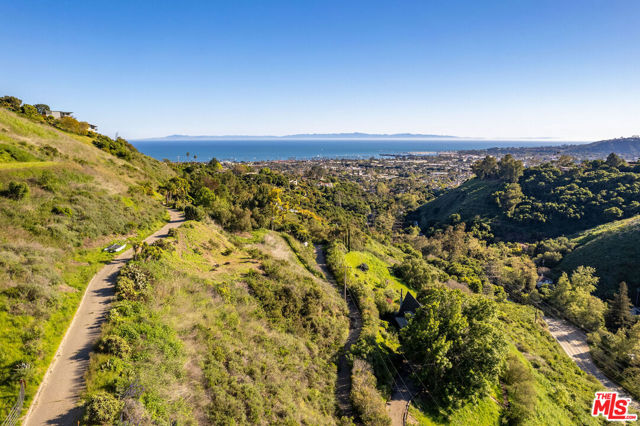 416 Ranchito Vista Road, Santa Barbara CA: https://media.crmls.org/mediaz/eee8bfe7-c363-4089-8c29-1f7b3b4437cf.jpg