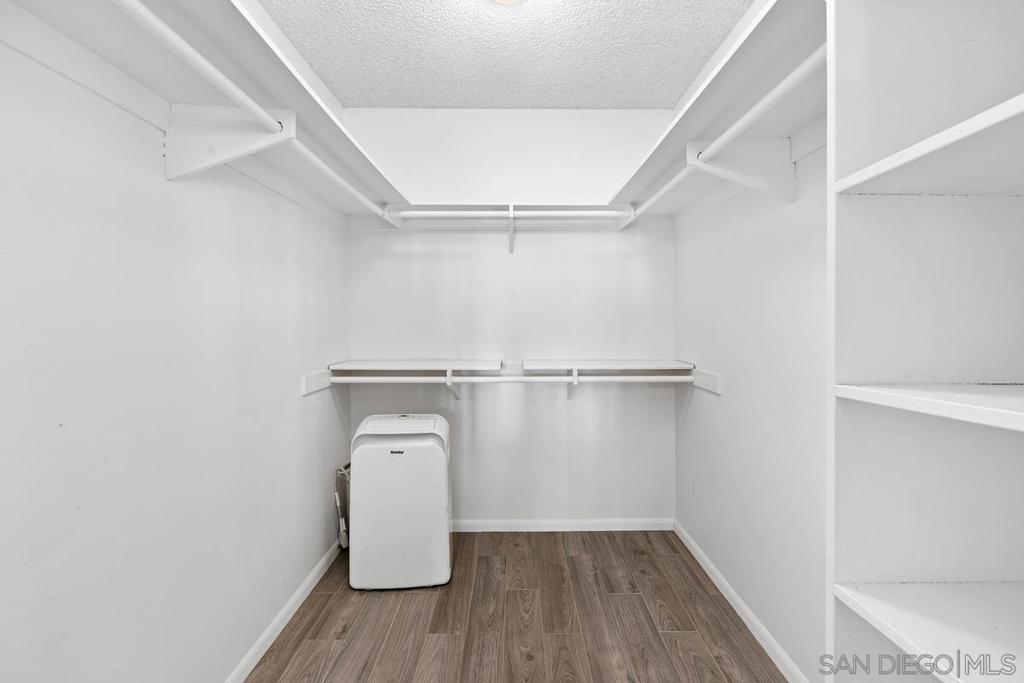 https://media.crmls.org/mediaz/eee8dfc6-60ac-4912-a7f4-94b09ae424c7.jpg?preset=X-Large