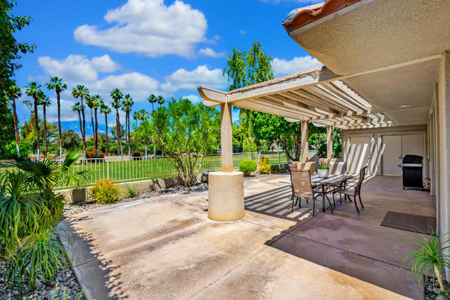 285 Kavenish Drive, Rancho Mirage CA: https://media.crmls.org/mediaz/eee908a1-5306-4e12-aab0-6283afce8054.jpg