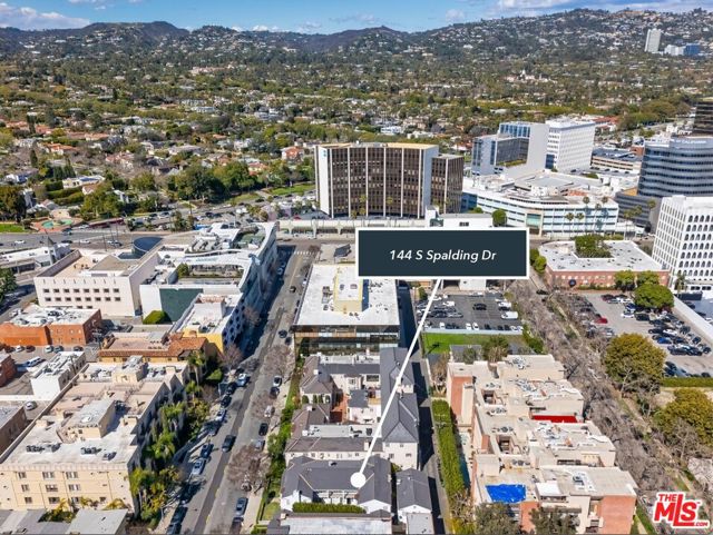 144 S Spalding Drive, Beverly Hills CA: https://media.crmls.org/mediaz/eee96d32-7709-4741-8913-b1959cbc210b.jpg