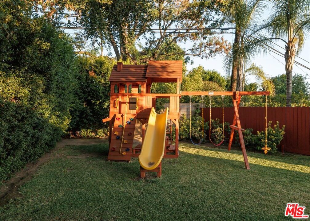 https://media.crmls.org/mediaz/eee9d5cc-b52a-44df-b58e-7d8b337af443.jpg?preset=X-Large