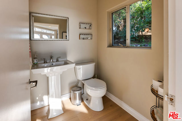4350 Hillview Drive, Malibu CA: https://media.crmls.org/mediaz/eee9de4c-5b2c-488f-bebc-b85fec0540ee.jpg