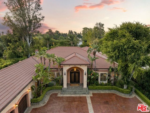 13845 Magnolia Boulevard, Sherman Oaks CA: https://media.crmls.org/mediaz/eeea4a02-c9eb-4372-a11b-a235ab4b6924.jpg