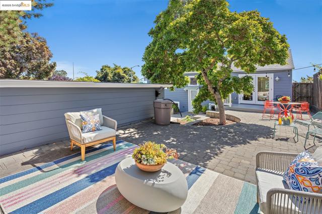 1000 Navellier St, El Cerrito CA: https://media.crmls.org/mediaz/eeea9513-1823-4ae6-bb94-d723faa50975.jpg