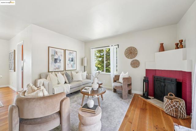 10601 Sheldon St, Oakland CA: https://media.crmls.org/mediaz/eeebaad2-7f07-4010-9519-9ed42bae7895.jpg