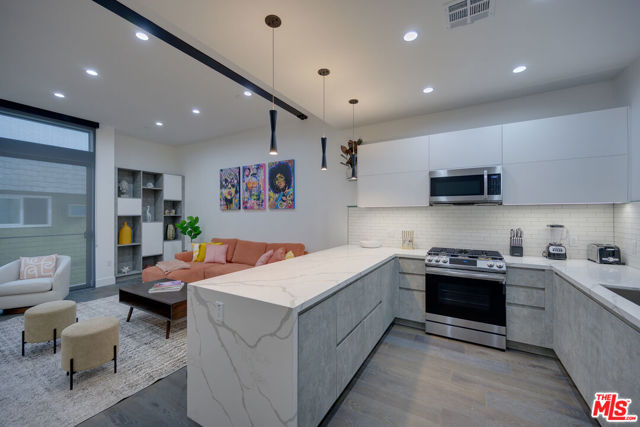 4422 S Riley Drive, Los Angeles CA: https://media.crmls.org/mediaz/eeec1409-15be-4125-baf8-5a60dad7f7b0.jpg