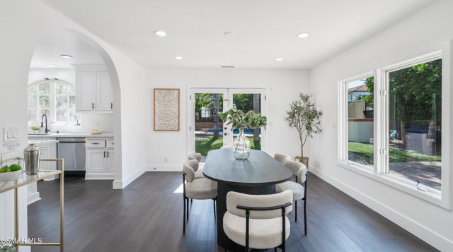 5726 Donna Avenue, Tarzana CA: https://media.crmls.org/mediaz/eeecb031-4d01-40a7-8d34-771cef8fd2cd.jpg