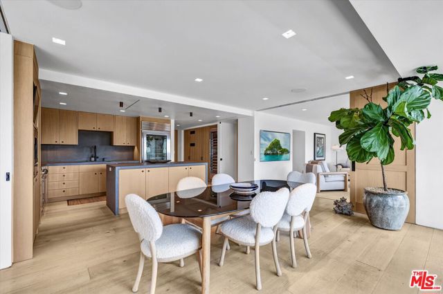 999 N Doheny Drive, West Hollywood CA: https://media.crmls.org/mediaz/eeecb689-6809-4da2-8c7c-a5a2146b4bf7.jpg