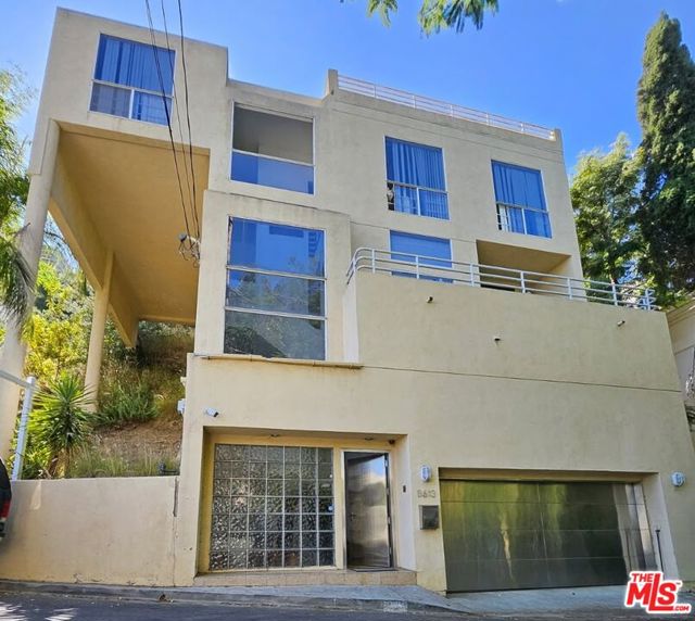 8613 Franklin Avenue, Los Angeles CA: https://media.crmls.org/mediaz/eeed569a-7f54-4eca-b36f-9f98b36d3305.jpg