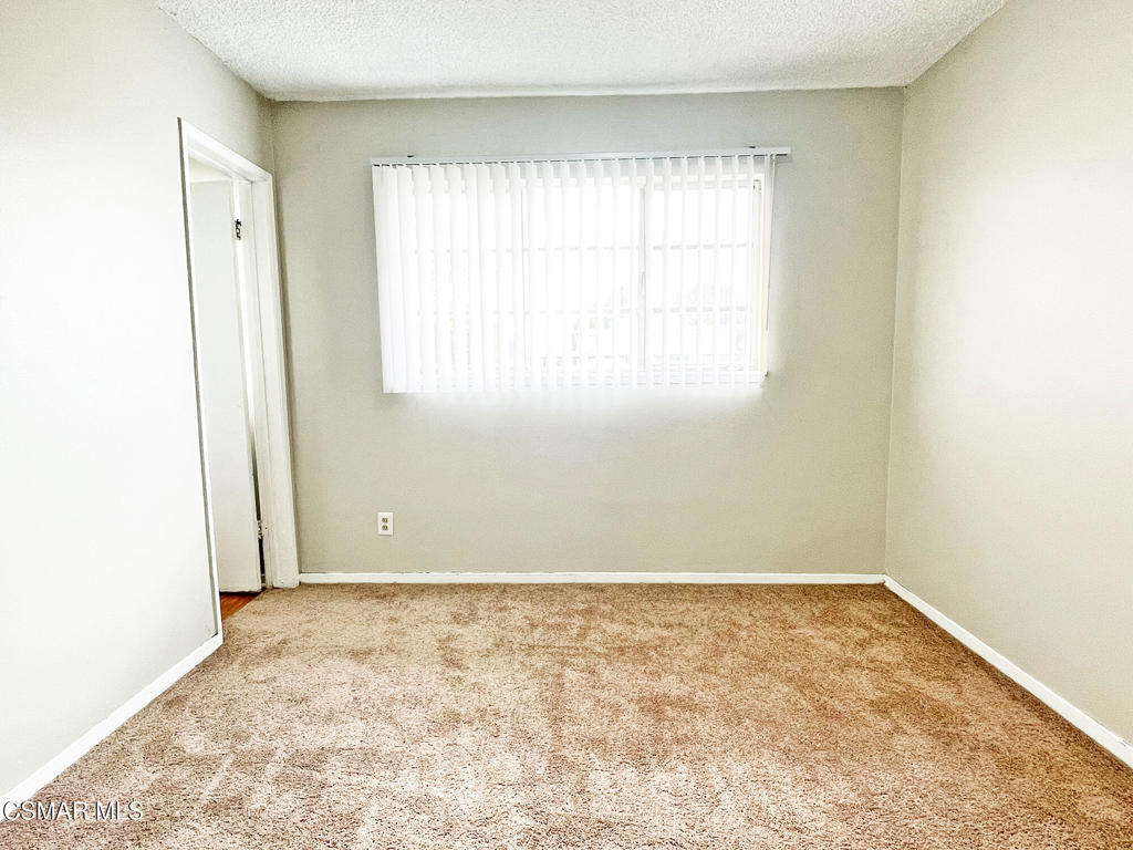 https://media.crmls.org/mediaz/eeee374b-e7ea-4651-a11e-e1161bd88f4f.jpg?preset=X-Large