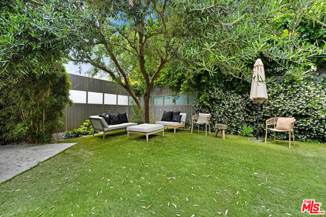 841 N Crescent Heights Boulevard, Los Angeles CA: https://media.crmls.org/mediaz/eeeeaa4e-5042-4aa5-a066-81eeb1ca64de.jpg