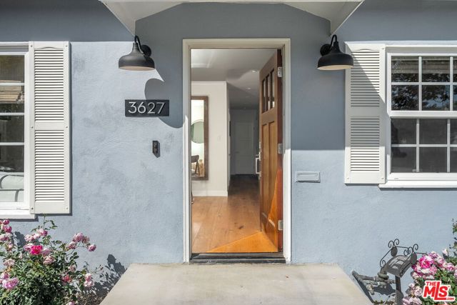 3627 Veteran Avenue, Los Angeles CA: https://media.crmls.org/mediaz/eef05a59-19ba-457b-81d5-5cec1f6e6ca3.jpg