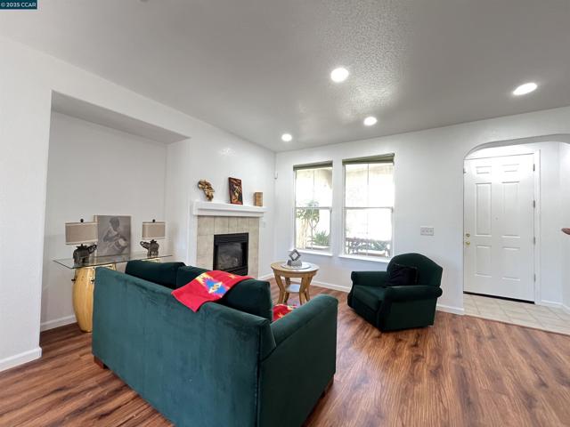 1870 Zurlo Way, Sacramento CA: https://media.crmls.org/mediaz/eef062da-505b-41ab-8faf-a7afd0f3c900.jpg