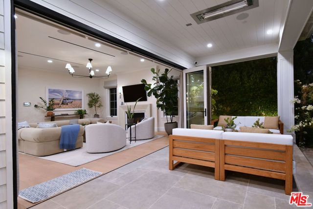 416 21st Place, Santa Monica CA: https://media.crmls.org/mediaz/eef067a9-b8df-4c62-ad30-e9c9ce84bfff.jpg