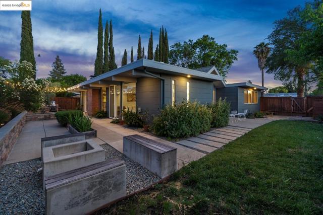 4003 Santa Fe CT, Concord CA: https://media.crmls.org/mediaz/eef1ae4b-5118-4fbe-95d9-f39489c2339a.jpg