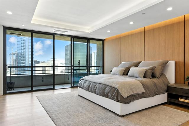 700 Front St, San Diego CA: https://media.crmls.org/mediaz/eef1be0f-8603-4939-93b4-604d90cddb9e.jpg
