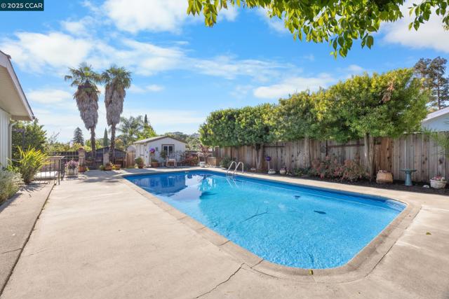 51 Gilrix Dr, Martinez CA: https://media.crmls.org/mediaz/eef275a5-ad57-4255-b9c1-128b97827dc1.jpg