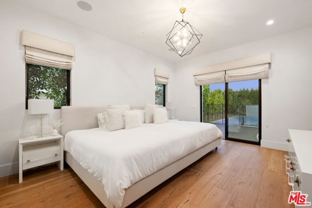 521 N Formosa Avenue, Los Angeles CA: https://media.crmls.org/mediaz/eef2c96b-f94c-4b91-86e3-64aafcc11cb7.jpg