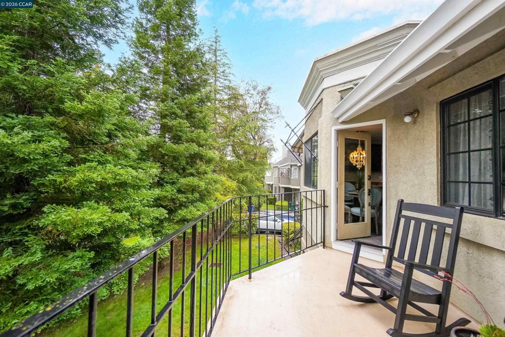https://media.crmls.org/mediaz/eef34311-57f1-4421-bf63-4b3e9792c506.jpg?preset=X-Large