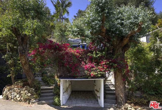 10411 Quito Lane, Los Angeles CA: https://media.crmls.org/mediaz/eef37246-b566-4590-afca-efbc853a8dda.jpg