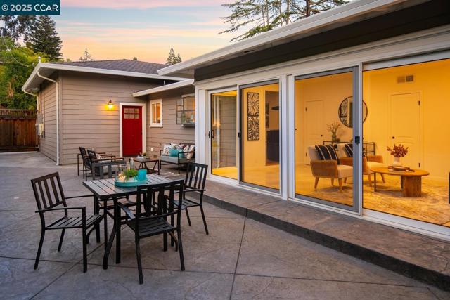 1100 Hillcrest Dr, Lafayette CA: https://media.crmls.org/mediaz/eef3af55-d0c0-4760-a6b1-510f1828cd14.jpg