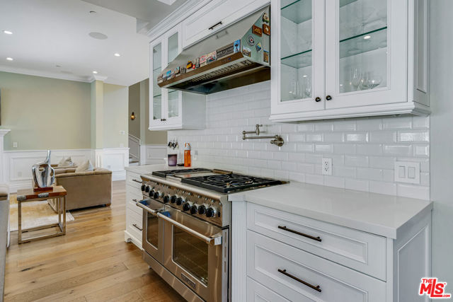 19633 Wells Drive, Tarzana CA: https://media.crmls.org/mediaz/eef3da28-3eb2-4c3f-b494-36572f84a919.jpg