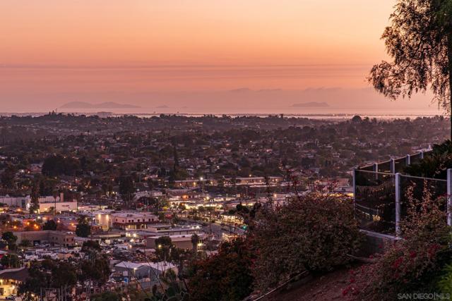 7945 Shadow Hill Dr, La Mesa CA: https://media.crmls.org/mediaz/eef3e8b5-2797-4f24-baa8-59c3801c9c04.jpg