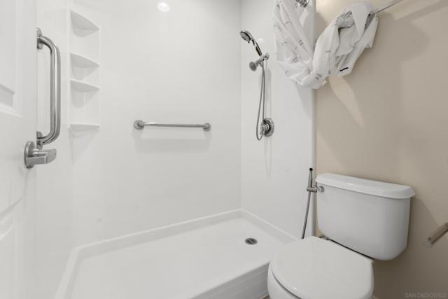 Image 18 of 20 For 6120 Decena Dr  207