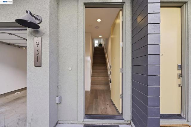 931 Edy Ln, Oakland CA: https://media.crmls.org/mediaz/eef4b766-bbb6-4915-a410-c44d50d0057e.jpg