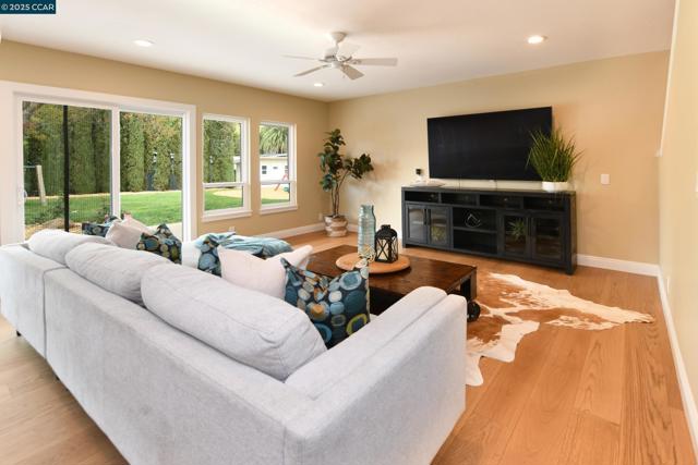 2200 Tice Valley Blvd +3BR ADU, Walnut Creek CA: https://media.crmls.org/mediaz/eef57178-e79d-41a5-a0b5-ecafbc165933.jpg