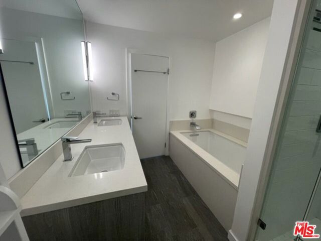311 Bora Bora Way, Marina del Rey CA: https://media.crmls.org/mediaz/eef595bf-e4c9-4f5b-9be0-9d37fc884cbf.jpg