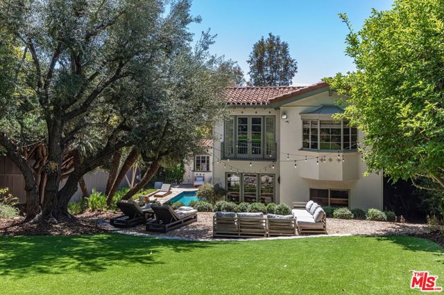 1136 N Doheny Drive, Los Angeles CA: https://media.crmls.org/mediaz/eef5e1b1-02bc-487d-9d2c-f112f15f2033.jpg