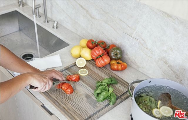 9200 Wilshire Blvd, Beverly Hills CA: https://media.crmls.org/mediaz/eef60729-aeca-4184-a163-b6b7d088095c.jpg