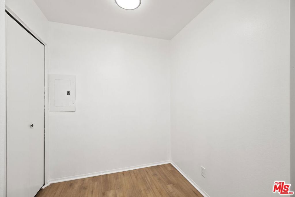 https://media.crmls.org/mediaz/eef6705a-b986-441d-ac82-696614d6c00a.jpg?preset=X-Large