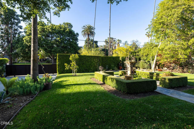 1052 New York Drive, Altadena CA: https://media.crmls.org/mediaz/eef79a3b-2a89-4bad-8cbb-f33ced8c1359.jpg