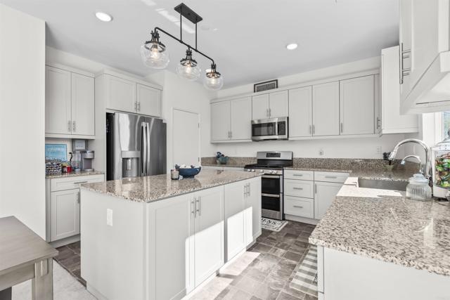 Detail Gallery Image 11 of 30 For 35076 Hacienda Heights, Fallbrook,  CA 92028 - 4 Beds | 3 Baths