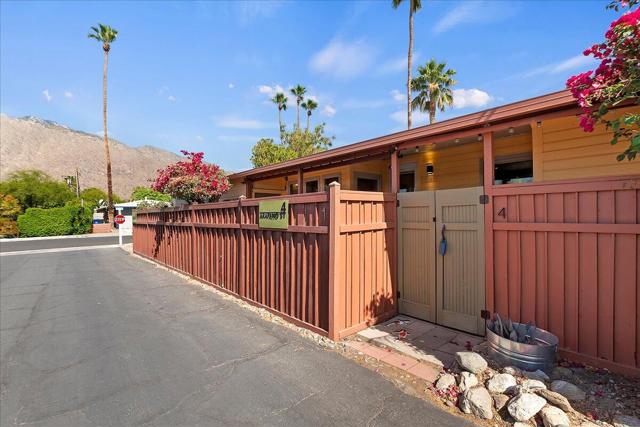 4 Arapaho Street, Palm Springs CA: https://media.crmls.org/mediaz/eef82c14-1999-4015-8826-c5851d538768.jpg