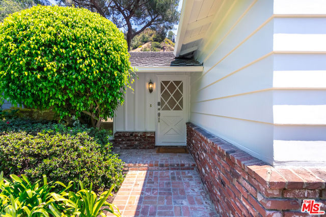 1876 Roscomare Road, Los Angeles CA: https://media.crmls.org/mediaz/eef977fe-eead-42da-aa0e-3d99b58994a4.jpg