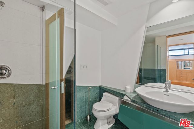 6 Eastwind Street, Marina del Rey CA: https://media.crmls.org/mediaz/eefaf02b-9ee7-40c5-b1c1-204665008117.jpg