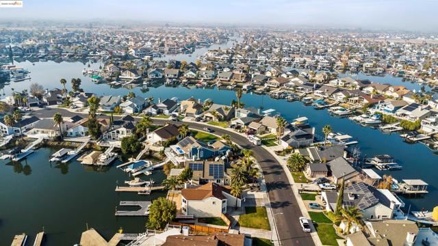 4730 Spinnaker Way, Discovery Bay CA: https://media.crmls.org/mediaz/eefb0471-cade-4a96-ac88-cfea16107606.jpg